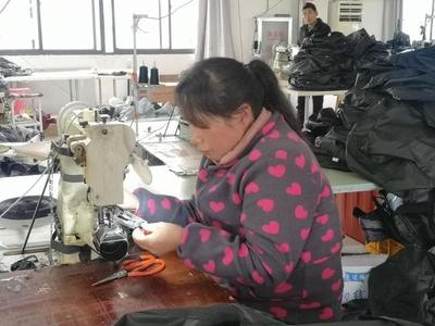 湖北領航箱包生產忙銷售旺